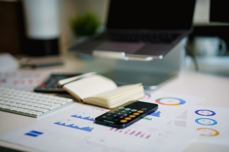 Dokumenty księgowe i raport finansowy